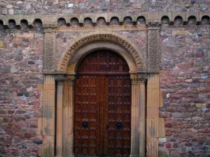 Salles-Arbuissonnas-en-Beaujolais - Portail de l'église