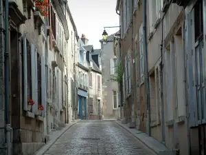 Sancerre - Strasse der alten Stätte, gesäumt mit Häusern