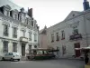 Sancerre - Place de la Panneterie avec ses demeures (dont l'une abritant l'hôtel de ville, mairie) et un marché