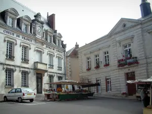 Sancerre - Panneterie square with its houses (one being the town hall) and a market