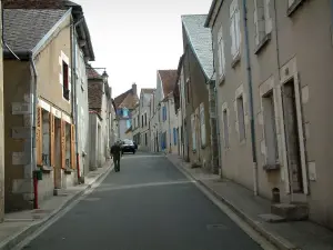 Sancerre - Sloping street lined with houses