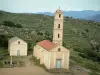 Sant'Antonino - Église avec son clocher et collines en arrière-plan