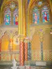 Santa Capilla - Baje la capilla: vidrieras y columnas