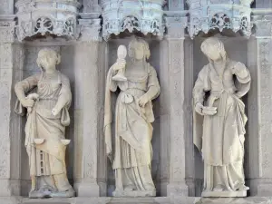 Santa Capilla de Vic-le-Comte - Interior de la Sainte-Chapelle (San Pedro): estatuas de altar de piedra blanca