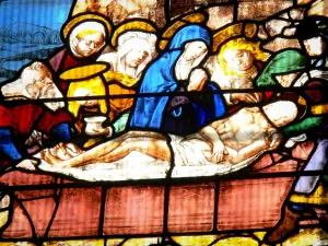 Santa Capilla de Vic-le-Comte - Interior de la Sainte-Chapelle (San Pedro): vidrieras de edad (de vidrio)