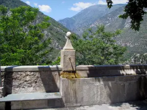Saorge - Brunnen mit Blick auf die Berge
