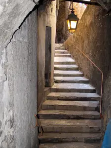 Saorge - Ruelle en escalier surmontée d'un lampadaire éclairé