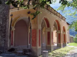 Saorge - Monastère de Saorge (ancien couvent des Franciscains) : porche de l'église Notre-Dame-des-Miracles