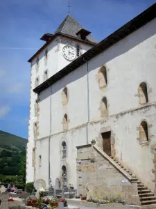 Sare - Saint-Martin church and its bell tower