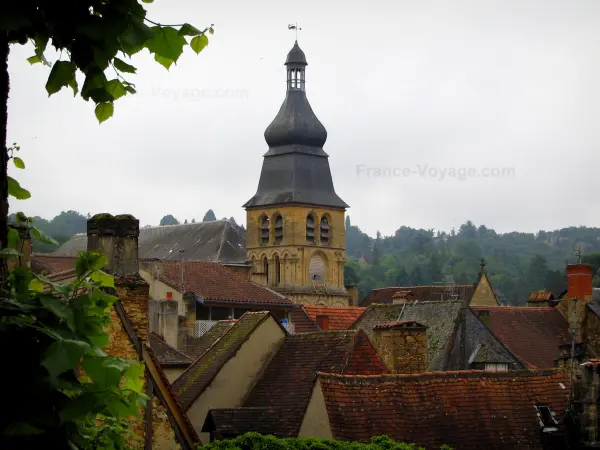 Sarlat-la-Canéda - Klokkentoren van de kathedraal van St. Sacerdos en daken van de middeleeuwse oude stad, in de Perigord