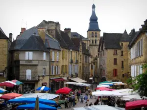 Sarlat-la-Canéda - Freedom Square met een markt, huizen in de oude middeleeuwse stad en de toren van de kathedraal van Saint-Sacerdos, in de Perigord