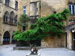 Sarlat-la-Canéda - Place du Marche-aux-Ganzen met zijn sculptuur, hotel en hotel Plamon Vassal, in de Perigord