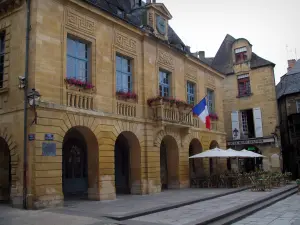 Sarlat-la-Canéda - Rathaus und Platz Liberté mit einer Kaffeeterrasse, im Périgord