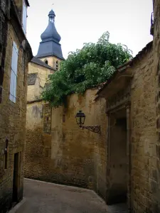 Sarlat-la-Canéda - Steegje in de oude middeleeuwse stad met uitzicht op de toren van de kathedraal van St. Sacerdos, in de Perigord