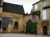 Sarlat-la-Canéda - Cour des Chanoines mit der Kapelle Pénitents Bleus und ein Haus aus Stein, im Périgord