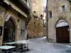 Sarlat-la-Canéda - Patrizierhaus Grézel vorne (links), das ein Restaurant birgt, und Häuser der mittelalterlichen Altstadt, im Périgord