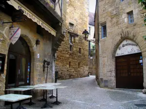 Sarlat-la-Canéda - Patrizierhaus Grézel vorne (links), das ein Restaurant birgt, und Häuser der mittelalterlichen Altstadt, im Périgord