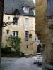 Sarlat-la-Canéda - Strassenleuchten und Häuser der mittelalterlichen Altstadt, im Périgord