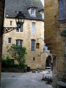 Sarlat-la-Canéda - Strassenleuchten und Häuser der mittelalterlichen Altstadt, im Périgord