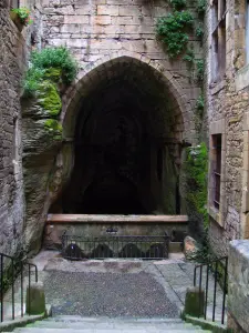 Sarlat-la-Canéda - Treppe die zum Brunnen Sainte-Marie führt, im Périgord