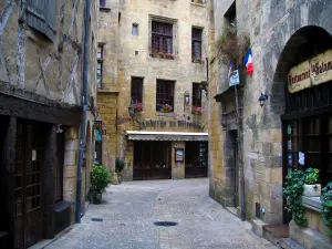 Sarlat-la-Canéda - Strasse und Häuser der mittelalterlichen Altstadt, im Périgord
