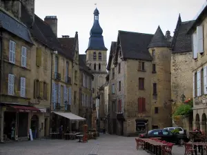 Sarlat-la-Canéda - Liberty Square, de thuisbasis van de middeleeuwse oude stad en de kathedraal toren Sacerdos St., in de Perigord