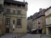 Sarlat-la-Canéda - Ehemaliges Bistum (links) das das Theater birgt und Häuser der mittelalterlichen Altstadt, im Périgord