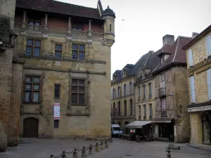 Sarlat-la-Canéda - L'ex vescovo (a sinistra) ospita il teatro e le case del centro storico medievale, in Périgord