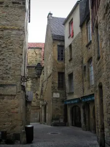 Sarlat-la-Canéda - Häuser aus Stein der mittelalterlichen Altstadt, in Périgord