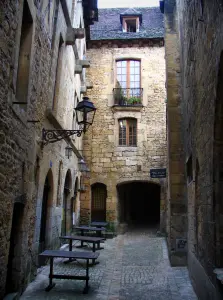 Sarlat-la-Canéda - Häuser aus Stein, Strassenleuchten und Tische