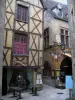 Sarlat-la-Canéda - Maison à pans de bois, maison en pierre et restaurants