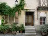 Sarrant - Fachada de la casa decorada con plantas en macetas