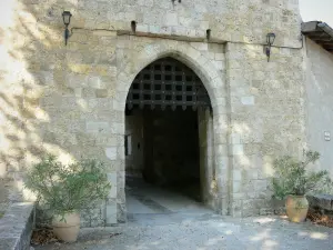 Sarrant - Gate of the town (fortified gate) 