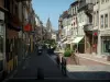 Sarrebourg - Via dello shopping con negozi, case e campanile della chiesa in background