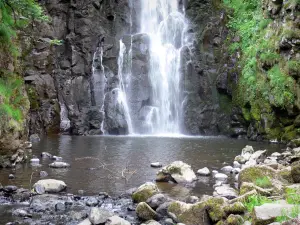 Sartre waterfall - Parc Naturel Régional des Volcans d'Auvergne: view of the waterfall