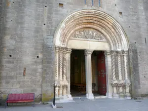 Saulieu - Portail de la basilique Saint-Andoche
