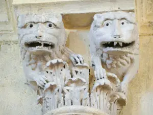 Saulieu - Interior de la basílica de Saint-Andoche: capitel esculpido (cabezas de monstruos)