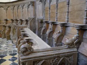 Saulieu - Intérieur de la basilique Saint-Andoche : stalles en bois sculpté du chœur