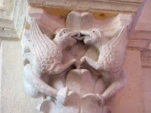 Saulieu - Interior de la basílica de Saint-Andoche: capitel esculpido (beso impuro de dos monstruos)