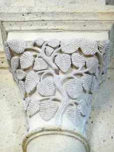 Saulieu - Interior de la basílica de Saint-Andoche: capitel que representa hojas de carpe