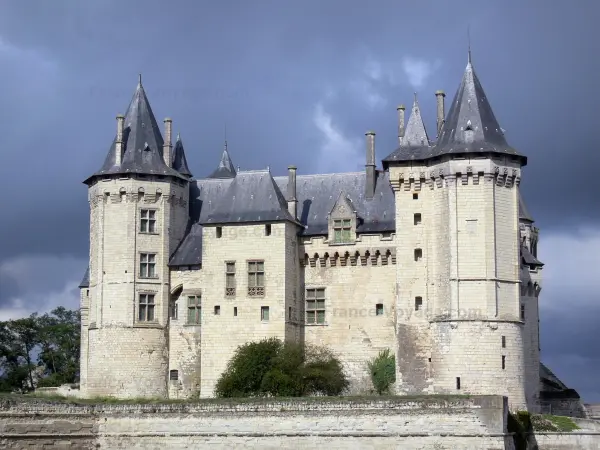 Saumur - Castillo de los duques de Anjou se encuentra el Museo de Artes Decorativas y el Museo del Caballo, el cielo tormentoso (Valle del Loira)