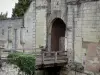 Saumur - La entrada y el enriquecimiento (de pared) del castillo