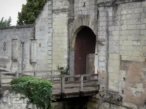 Saumur - Entrance and fortification (wall) of the castle