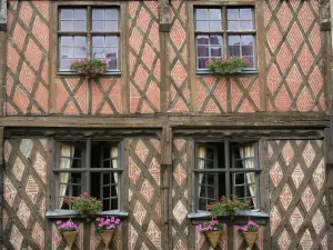 Saumur - Maison à pans de bois aux fenêtres décorées de fleurs