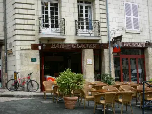 Saumur - Maisons et terrasse de café de la place Saint-Pierre