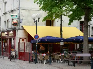 Saumur - Maison, arbres et terrasse de café de la place de la Bilange