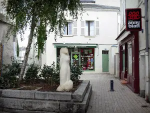 Saumur - Sculpture, tree, shrubs, shops and houses