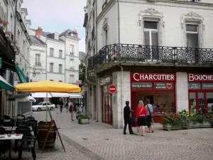 Saumur - Maisons, terrasse de restaurant et commerces