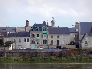 Saumur - Casas en la isla de Offard, Iglesia de la Visitación y el río Loira (Pays de la Loire)