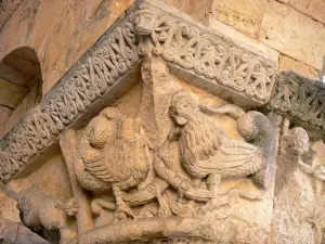 La Sauve-Majeure abbey - Carved capitals of the abbey church: fight between two asps and two basils 